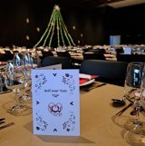 Les tables sont dressées et la salle décorée à la veille du repas de Noël
